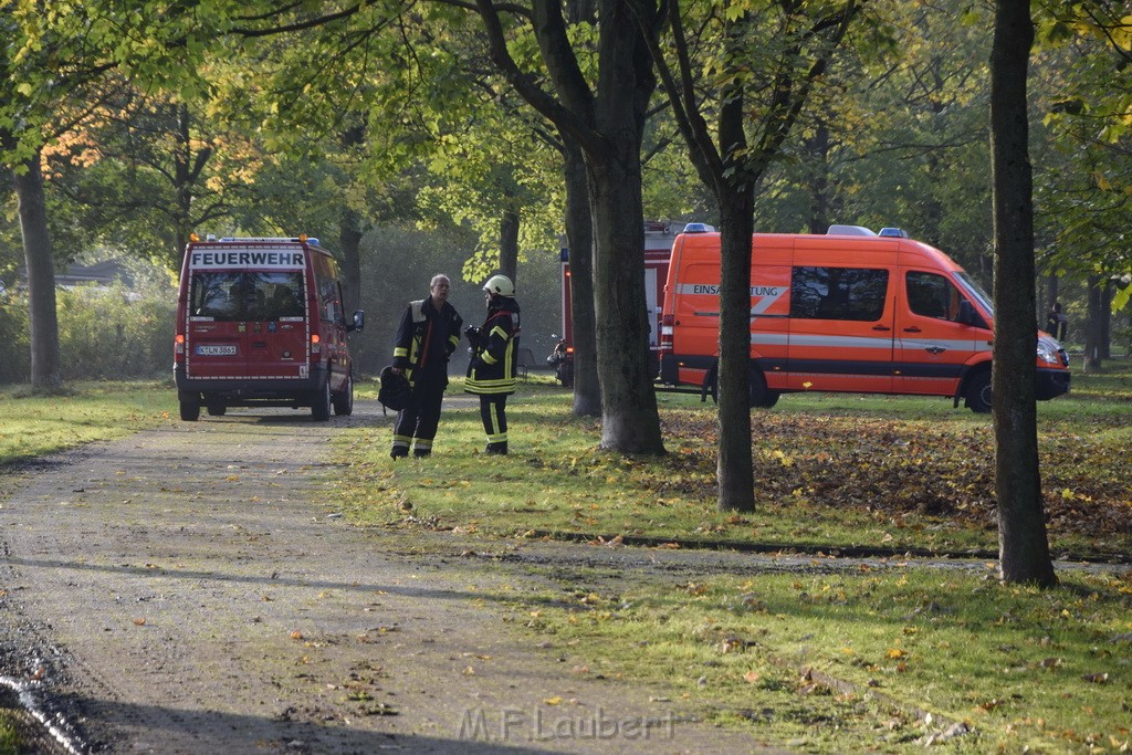 Feuer 1 brannten 3 Lauben Koeln Fuehlingen Kriegerhofstr P106.JPG - Miklos Laubert